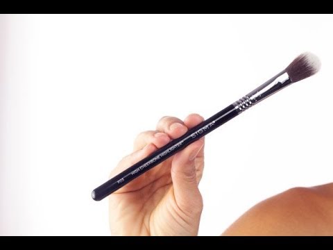 Sigma F03 High Cheekbone Highlighter Brush